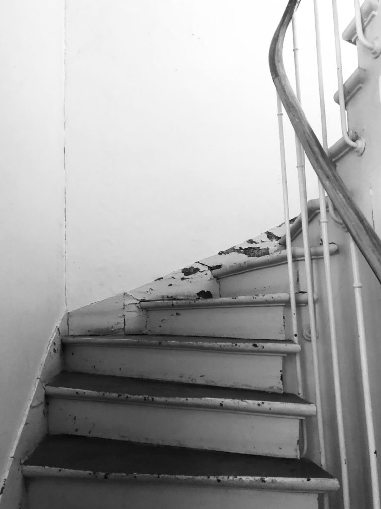 Fissures escalier : que faire ? < Expertise-fissures